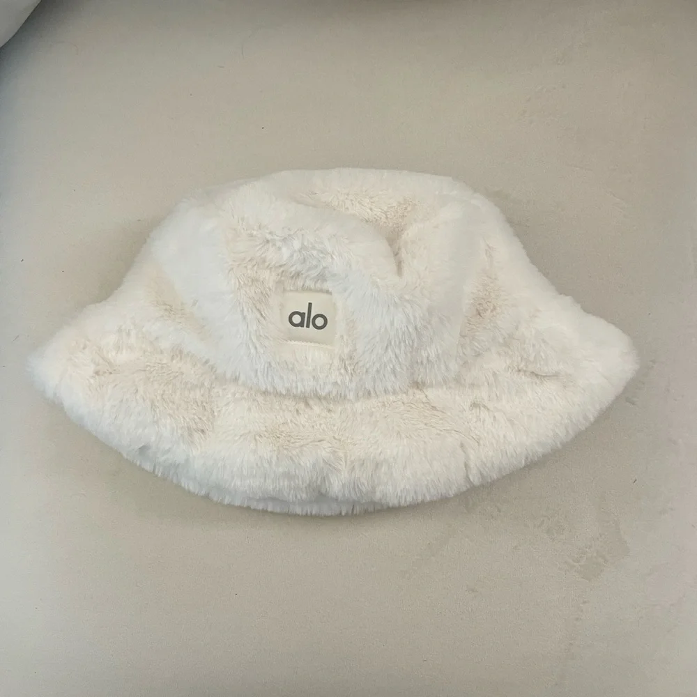 Alo NWT Faux Fur Bucket Hat Ivory Size S M - Picture 6 of 11